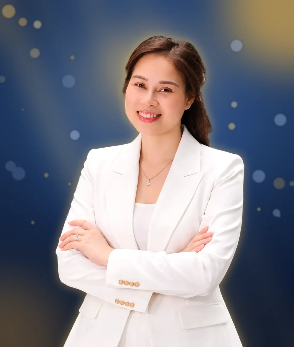 Coach Nguyễn Tú Oanh, áo vest trắng, khoanh tay mỉm cười